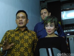 Jadi Saksi Dugaan Pencabulan Gatot, Reza Artamevia Pamer Senyum