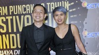 Ernest Prakasa juga turut hadir bersama sang istri yang kompak dengan busana serba hitam. Pool/Noel/detikFoto.
