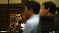 Anggota DPRD DKI Jakarta Non Aktif M Sanusi mendengar keterangan saksi Ariesman Widjaja dan Trinanda dalam kasus korupsi reklamasi pulau di teluk Jakarta.