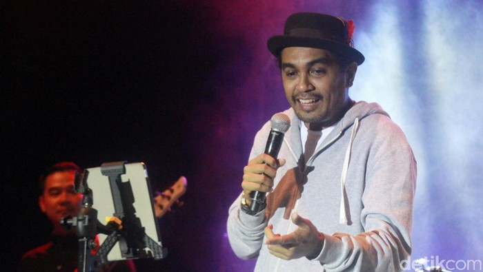 Isyana Sarasvati Isyana Sarasvati saat duet bersama Glenn Fredly