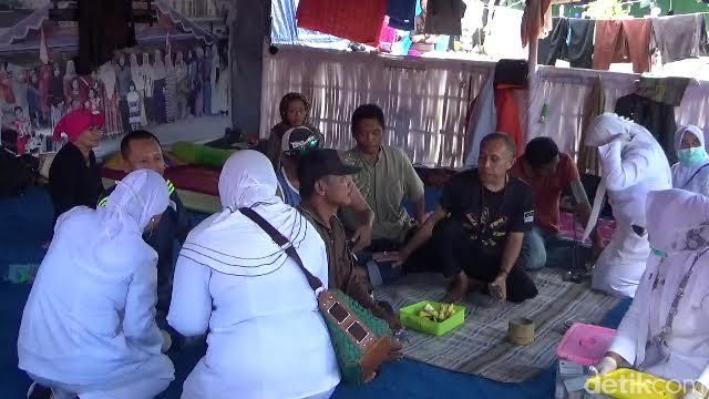 Pengikut Dimas Kanjeng diperiksa kesehatannya