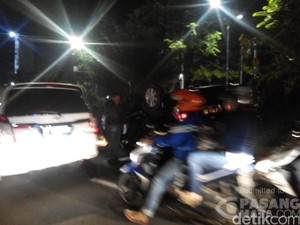 Sedan Terbalik di Jalan HR Rasuna Said, Lalin ke Menteng Sempat Macet