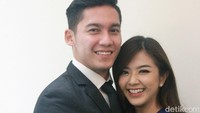 Ia tampak berpose dengan memeluk istrinya tersebut. Pool/Gus Mun/detikFoto.