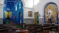 Tempat ibadah ini berdiri sejak tahun 1928 lalu, dengan gaya barok. Traveler banyak berkunjung untuk beribadah, dan tak sedikit pula yang juga berfoto di depan kapel yang fotogenik (Kurnia/detikTravel)
