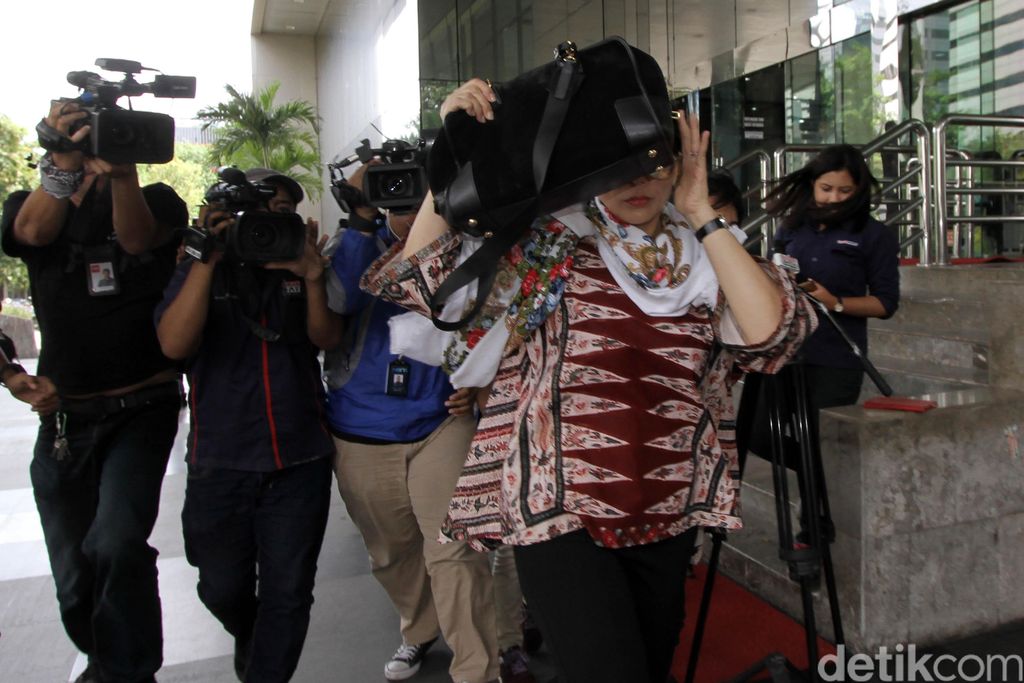Foto: Istri Irman Gusman, Liestyana Rizal Gusman, menutupi wajah dari sorotan kamera menggunakan tas (Dhani Irawan/detikcom)