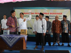 Dekati Pesantren, BNPT Bagi-bagi Lampu Hemat Energi