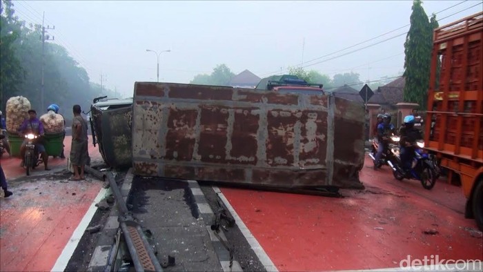 Truk Militer Kecelakaan Beruntun di Mojokerto, 9 Perajurit Luka, Satu Pekerja Tewas