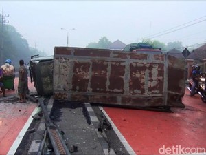 Truk Militer Kecelakaan Beruntun di Mojokerto, 9 Perajurit Luka, Satu Pekerja Tewas