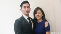 Samuel tampil necis dengan setelan jas hitam sedangkan Franda terlihat cantik dengan dress biru dan heels. Pool/Gus Mun/detikFoto.