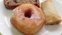 Tuku juga menjual beberapa kudapan yang bisa diambil sendiri oleh konsumen. Mau dimakan langsung di tempat atau dibawa pulang. Seperti Lumpia berkulit garing dengan isi gurih agak manis, donat kampoeng lembut dengan permukaan garing dan Banana Bread Chocolate beraroma kayu manis. 