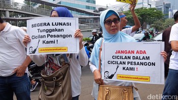 Mereka kompak mengenakan kaos putih dan ikatan kepala berwarna biru. Foto: detikINET/Adi Fida Rahman