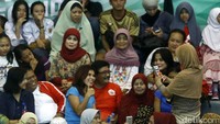 Djarot sempat meladeni foto bersama penonton lainnya.