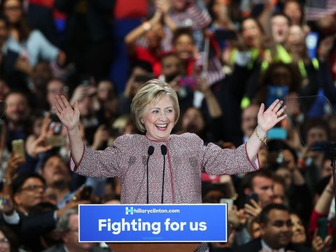 Jaket Armani membaluti tubuh Hillary Clinton (Spencer Platt/Getty Images)