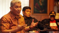 Pengumuman yang seharusnya hari Selasa (27/09) itu ditunda karena berbagai kesibukan para kader dua partai pengusung Anies dan Sandiaga, yakni Partai Gerindra dan Partai Keadilan Sejahtera.