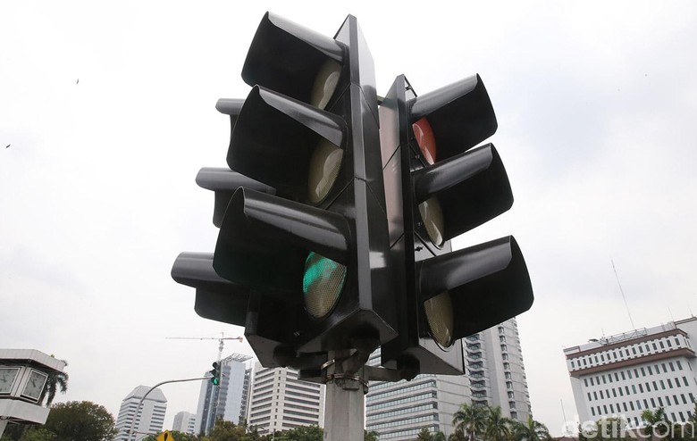 Ilustrasi Lampu Traffic Light (Lampu Merah). Foto: Ari Saputra Ilustrasi Lampu Traffic Light (Lampu Merah). Foto: Ari Saputra