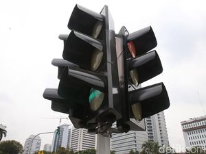 Sempat Mati, Lampu Merah Kolong Flyover Pasar Rebo Kembali Normal