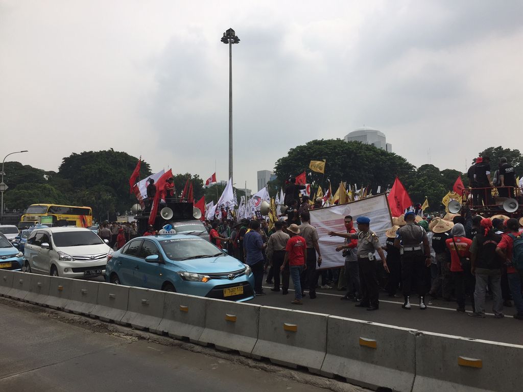Polisi mengatur arus lalu lintas yang tersendat akibat aksi demonstrasi massa  (M Iqbal/detikcom)