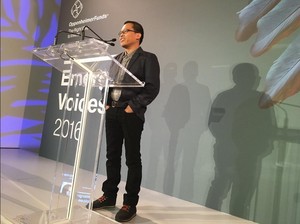 Eka Kurniawan Raih Penghargaan FT/OppenheimerFunds Emerging Voices