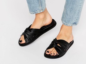 Editors Choice: 5 Sandal yang Stylish untuk Dipakai Hangout