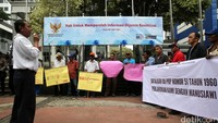 Di luar gedung MK, warga korban penggusuran berdemonstrasi untuk mendukung pendaftaran uji materiil UU PrP No 51/1960 ke MK.