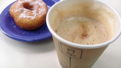 Menyesap Kopi Susu Tetangga Sambil Ngemil Donat Kampoeng