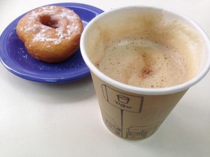 Toko Kopi Tuku: Menikmati Kopi Susu Tetangga dan Donat Kampoeng yang Ramah di Kantong