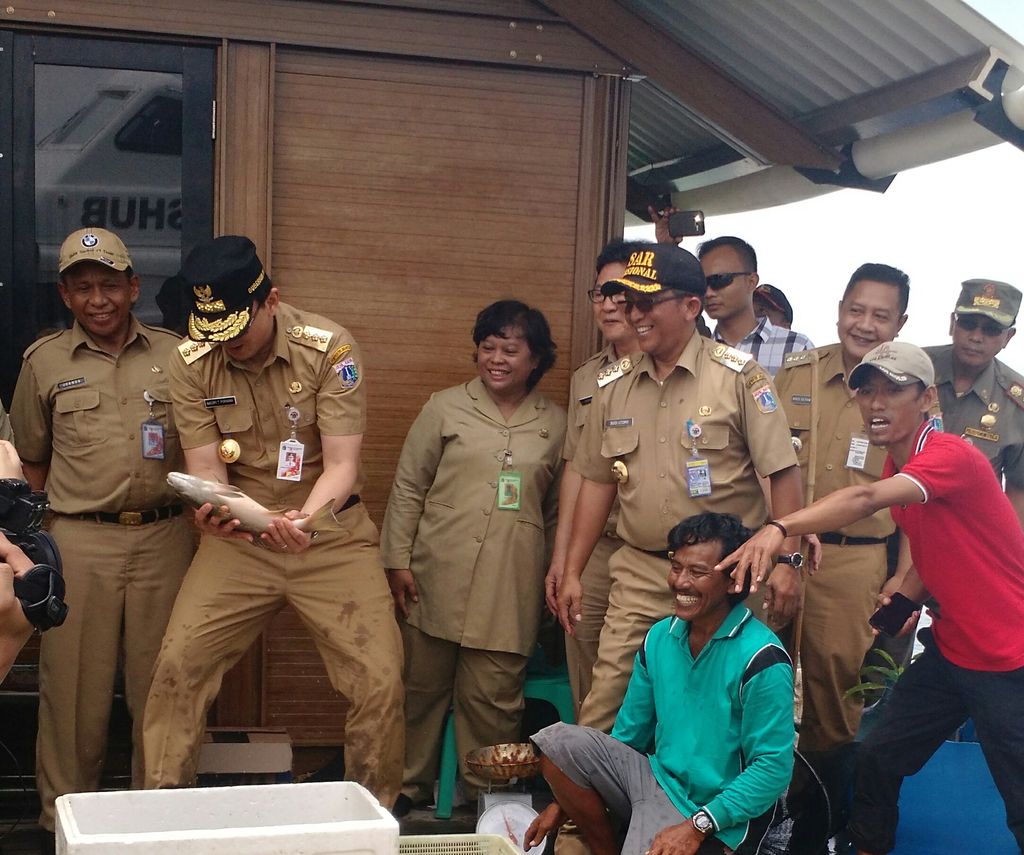 Ikan yang dipegang Ahok memberontak saat digenggam (Danu Damarjati/detikcom)