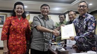 Farouk Muhammad menyerahkan surat rekomendasi terkait penguatan peran DPD melalui amandemen kepada Zulkifli Hasan dengan disaksikan GKR Hemas, Oesman Sapta Odang, dan EE Mangindaan.