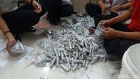 Uang koinan itu dimasukan dalam satu kaleng cat yang berat-nya 25 kilogram, dan satu kardus yang isinya ada 14-an bungkus koin yang masing-masing berisi Rp 1 juta. Foto: Istimewa-Mia