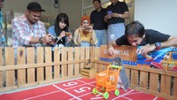 Maskot Lucky Bunny Cafe adalah kelinci abu-abu bernama Pororo. Dia bisa mendorong troli mainan, sungguh menggemaskan (Fitraya/detikTravel)