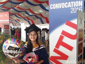 Perjuangan Dewi Suryana, dari Keluarga Tak Mampu Raih Cumlaude di NTU Singapura