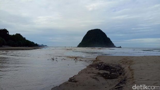 Pantai Pulau Merah Tercemar Lumpur/Foto: Ardian Fanani