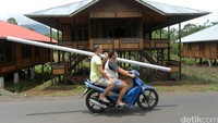 Tampilan khas dari rumah ini terlihat sangat apik, memiliki atap melintang dan dilengkapi dengan tangga di bagian depan rumah serta bagian bawah/kolong untuk menyimpan hasil panen.
