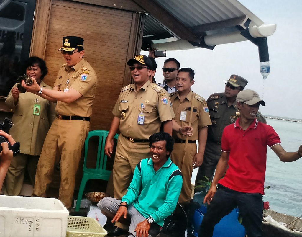 Ahok memegang ikan kerapu (Danu Damarjati/detikcom)