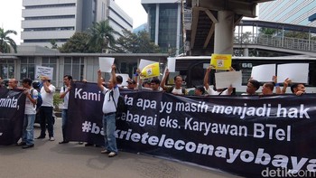 Akibat aksi demo ini membuat lalu lintas di jalur lambat Jl. HR Rasuna Said tersendat lantaran banyak yang berhenti untuk melihat. Foto: detikINET/Adi Fida Rahman