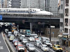 Gara-gara Ular, Kereta Peluru Shinkansen Berhenti Mendadak