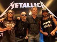 Polisi Usir Bison di Tengah Jalan Pakai Lagu AC/DC