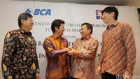 Kerja sama ini ditandai dengan penandatangan Nota Kesepahaman (MoU) yang dilakukan oleh Direktur BCA Henry Koenaifi, Direktur BCA Santoso dan Presiden Direktur PT JCB International Indonesia Yuichiro Kadowaki dan General Manager PT JCB International Koicihiro Wada di Menara BCA, Jakarta, Selasa (27/09/2016).