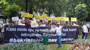 Cicilan pesangon yang tak kunjung dibayar pun memancing mantan karyawan BTel untuk demo. Seperti yang dilakukan hari ini, Selasa (27/9/2016),  berlangsung dari pukul 10.30, sekitar 50 orang meneriakkan tuntutan di depan Wisma Bakrie, Jakarta. Foto: detikINET/Adi Fida Rahman