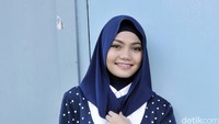 Fakhrul Razi mengungkapkan kekagumannya melihat Rina tampil berhijab. Pool/Noel/detikFoto.