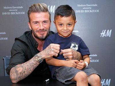 Ramahnya David Beckham Layani Para Fans
