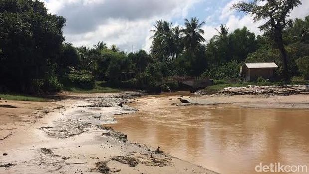 Aliran air keruh dari Sungai Katak/Foto: Ardian Fanani