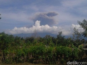 Abu Anak Gunung Rinjani Diperkirakan Sampai Mataram, Warga Diimbau Waspada