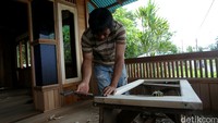 Pekerja rumah panggung saat ditemui di Kampung Woloan, Tomohon, Sulawesi Utara, Selasa (27/9/2016).