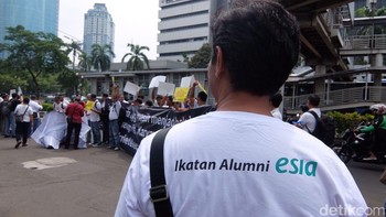 Mereka menuntut pelunasan pesangon dan meminta bertemu dengan Anindya Bakrie, Komisaris Utama BTel. Foto: detikINET/Adi Fida Rahman