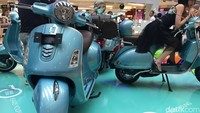 Vespa edisi khusus ini memiliki harga yang beragam. Vespa PX dibanderol Rp 90 juta, Vespa Primavera Rp 49 juta, Vespa GTS 150 Rp 59 juta, dan Vespa GTS 300 Rp 200 juta.