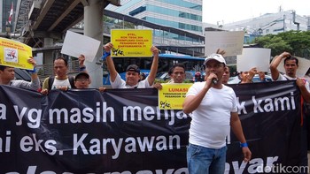 Turun Bapak Anindya Bakrie, penuhi hak kami, teriak Syamsir Mohar, koordinator demo. Foto: detikINET/Adi Fida Rahman
