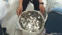 Uang koinan sekitar Rp 32 juta itu dimasukkan dalam kaleng cat. Foto: Istimewa-Mia