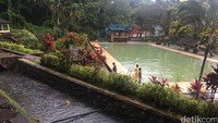 Suasana sekitar kolam memang masih asri. Pas sekali untuk bersantai sejenak dari kesibukan sehari-hari (Ahmad Masaul Khoiri/detikTravel)