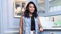 Adinia tampil dengan outter abu-abu bermotif dengan blus hitam serta kain dan sneaker putih. Pool/Ismail/detikFoto.